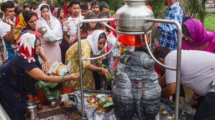 মহাদেবের আশীর্বাদে মেষ রাশির জাতক জাতিকাদের জীবনের সমস্ত ঝামেলা ও চ্যালেঞ্জের সহজে অবসান ঘটে। এই রাশির জাতকরা জীবনে সহজে উন্নতি করে।