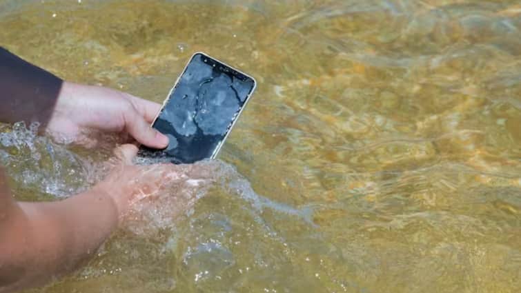 घबराएं नहीं! पानी में गिर गया है मोबाइल तो तुरंत करें ये काम, ऐसे हो जाएगा ठीक