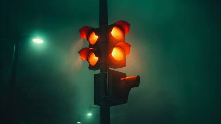 ट्रैफिक लाइट पर रेड लाइट होने पर सभी गाड़ियों को रुकना होता है. नहीं रुकने पर ट्रैफिक नियमों के तहत चालान किया जाता है.