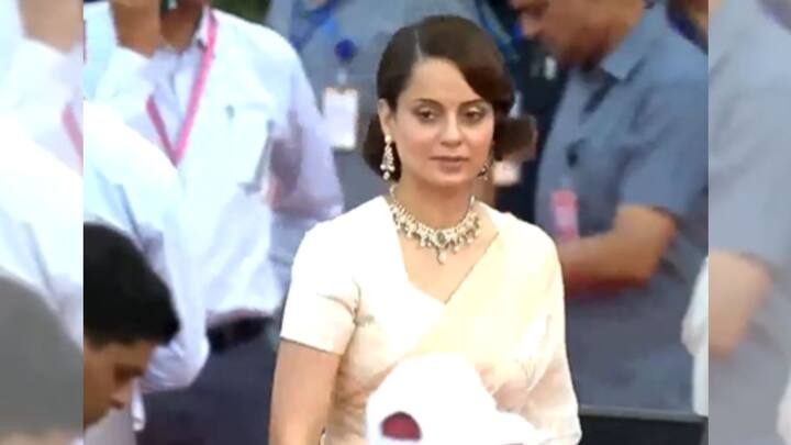 অভিনয় থেকে রাজনীতিতে এসেছেন কঙ্গনা রানাউত। হিমাচল থেকে জয়ীও হয়েছেন। তিনিও ছিলেন শপথ অনুষ্ঠানে।