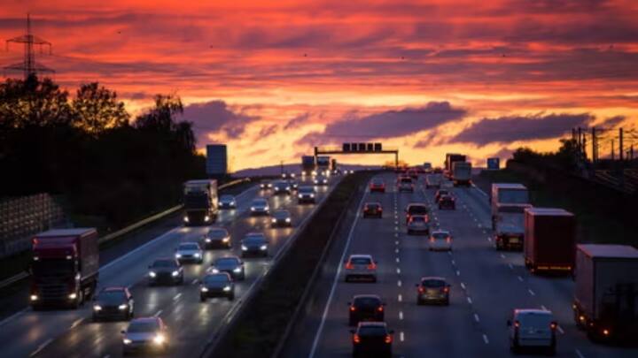 इस दौरान भी लोगों को स्पीड लिमिट के अंदर गाड़ी चलानी होती है. अगर कोई स्पीड लिमिट करता है. तो फिर उसका चालान किया जाता है.