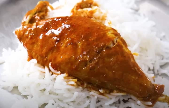 செய்முறை : முதலில் துருவிய தேங்காய், சீரகம், தண்ணீர் சேர்த்து அரைத்து எடுத்துக் கொள்ளவும். அடுத்தது ஒரு மண் சட்டியில் தேங்காய் எண்ணெய் சூடேற்றிய பிறகு கடுகு, வெந்தயம், சிறிய வெங்காயம், பச்சை மிளகாய் சேர்த்து பொன்னிறமாக வறுக்கவும்