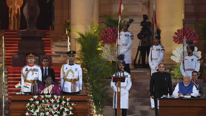 পথ গ্রহণ অনুষ্ঠানে যোগ দেওয়ার আগে দিল্লির রাষ্ট্রীয় সমর স্মারকস্থলে গিয়ে দেশরক্ষার কাজে শহিদ হওয়া ভারতীয় সেনাবাহিনীর সদস্যদের সম্মান জ্ঞাপন করেন প্রধানমন্ত্রী নরেন্দ্র মোদি।(ছবি সৌজন্য- নরেন্দ্র মোদির ফেসবুক)