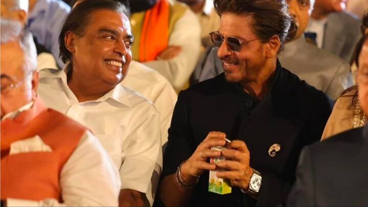 शाहरुख खान और मुकेश अंबानी समारोह में एक-दूसरे के साथ बैठकर हंसते हुए भी नजर आए है. साथ ही उनके हाथ में एक स्पेशल ड्रिंक भी दिखाई दे रही है.