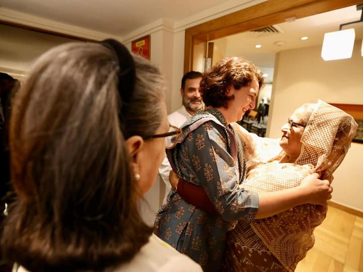 सोमवार, 10 जून, 2024 को नई दिल्ली में एक बैठक के दौरान एआईसीसी महासचिव प्रियंका गांधी वाड्रा के साथ शेख हसीना। (छवि स्रोत: @INCIndia)