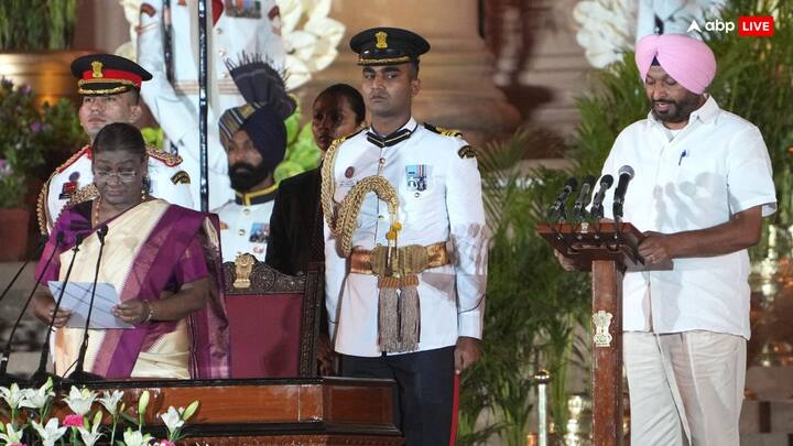 रवनीत सिंह बिट्टू: 48 साल के रवनीत सिंह बिट्टू बीजेपी के नेता हैं. वह पंजाब के पूर्व सीएम बेअंत सिंह (साल 1995 में खालिस्तानी आतंकवादियों ने हत्या कर दी थी) के पोते हैं. प्रधानमंत्री नरेंद्र मोदी के मंत्रिमंडल में उन्हें सदस्य के रूप में शामिल किया गया है. इलेक्शन से जुड़े एफेडेविट में उन्होंने बताया था कि वह पेशे से किसान हैं.