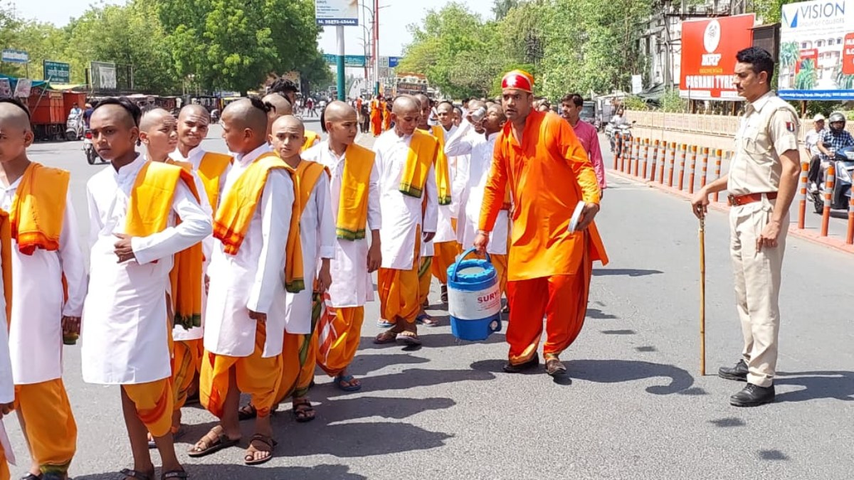 चित्तौड़गढ़ में कल्याण महा पदयात्रा में उमड़ा श्रद्धा का सैलाब, देखें जश्न की तस्वीरें