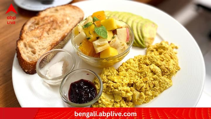 প্রথমত, পর্যাপ্ত জল অবশ্যই খেতে হবে। না হলে জলের মাত্রা কমে গিয়ে উপসর্গগুলি আরও বাড়তে পারে। দ্বিতীয়ত, ইলেকট্রোলাইট ভারসাম্য যাতে ঠিক থাকে, সে জন্য ডায়েটে সবুজ শাক, অ্যাভাকাডো, বাদাম এবং বিভিন্ন ধরনের পুষ্টিকর বীজ ডায়েটে রাখা দরকার। শেষত,  একবারে সবটা না কমিয়ে ধীরে ধীরে কার্বোহাইড্রেটের উপর নিয়ন্ত্রণ আনুন। এতে শরীরের খাপ খাওয়াতে সুবিধা হবে। তবে কোনও সমস্যা হলেই  ডাক্তারের কাছে যেতে হবে।(ছবি:PIXABAY)