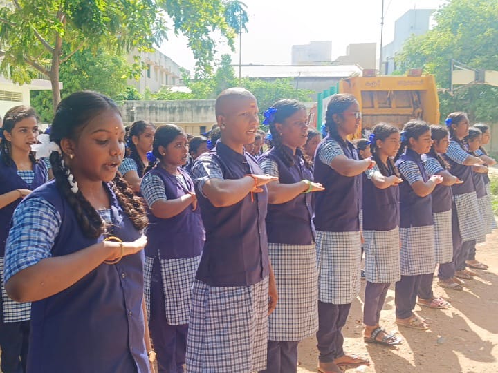 “சுத்தம் என்பது நமக்கு முக்கியம் மத்ததெல்லாம் அப்புறம்” -  களத்தில் குதித்த தலைமை ஆசிரியருக்கு குவியும் பாராட்டு