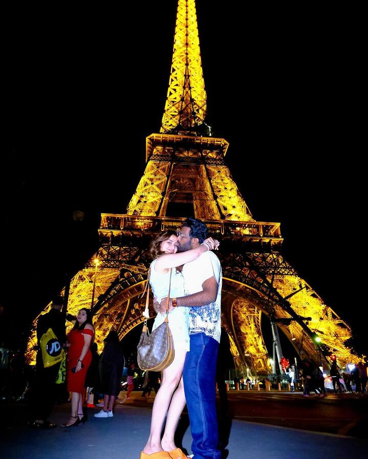 The newlyweds Dipak and Arti in traditional, romantic poses in front of the Eiffel Tower in Paris