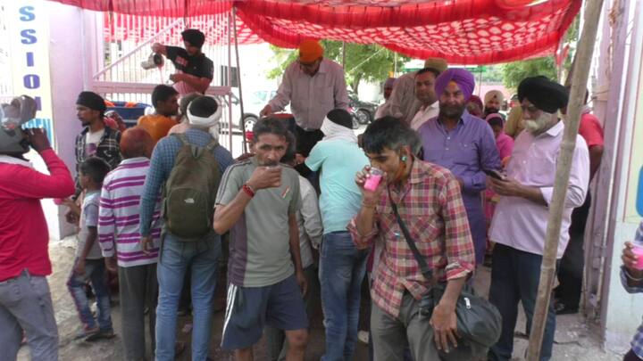 वाहन चालकों को रोककर ठंडा शरबत पिलाया गया. गुरुद्वारा सिंह सभा भरतपुर के प्रधान इंद्रपाल सिंह पाले ने बताया है कि गुरु अर्जुन देव जी का शहीदी पर्व बड़े ही धूमधाम से मनाया जा रहा है.