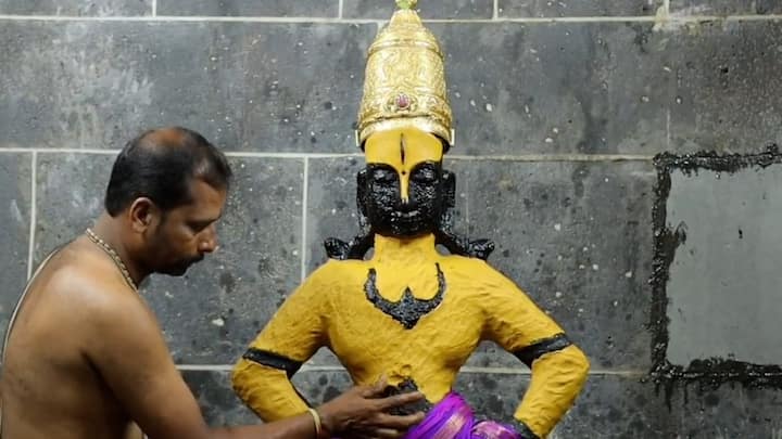 Pandharpur: विठुराया-रुक्मिणीला उन्हाळ्याचा उष्मा दाह जाणवू नये म्हणून चैत्र शुद्ध प्रतिपदेपासून सुरु झालेल्या चंदन उटी पूजेची आज समाप्ती झाली. या पूजेत मंदिराला 4 लाख 86 हजार रुपयांचं उत्पन्न मिळालं.