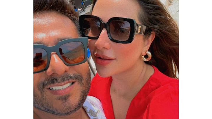 সদ্য নির্বাচন শেষ হয়েছে। আর তাই, পরিবারকে নিয়ে ছুটি কাটাচ্ছেন বিধায়ক অভিনেতা।