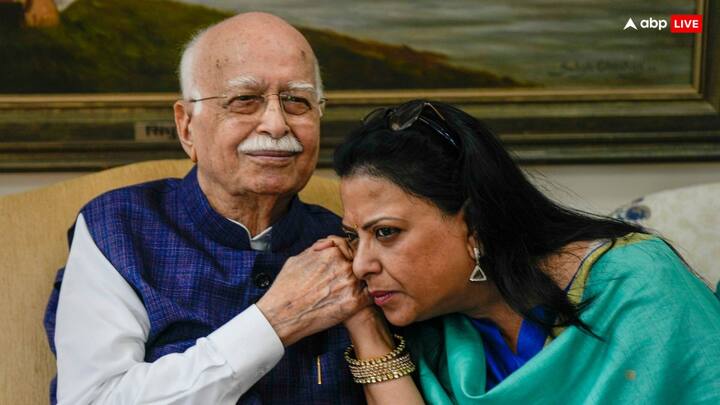 राजनीतिक गुरु लालकृष्ण आडवाणी के घर जाकर नरेंद्र मोदी ने आशीर्वाद लिया था और उनके परिवार से भी मुलाकात की थी.