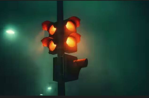 ਟ੍ਰੈਫਿਕ ਲਾਈਟ 'ਤੇ ਲਾਲ ਬੱਤੀ ਹੋਣ 'ਤੇ ਸਾਰੇ ਵਾਹਨਾਂ ਨੂੰ ਰੁਕਣਾ ਪੈਂਦਾ ਹੈ। ਨਾ ਰੁਕਣ 'ਤੇ ਟਰੈਫਿਕ ਨਿਯਮਾਂ ਅਨੁਸਾਰ ਚਲਾਨ ਕੱਟਿਆ ਜਾਂਦਾ ਹੈ।