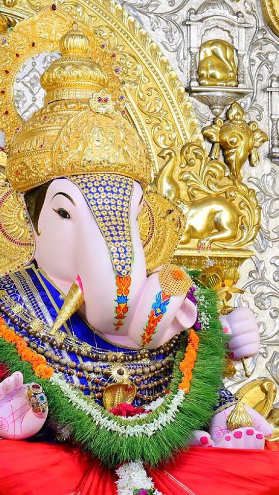 दगडूशेठचा गाभारा लालेलाल डाळिंबानी सजला!