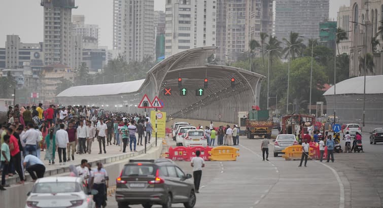 Mumbai Coastal Road Inaugurated today CM Eknath Shinde Worli to Marine Drive Maharashtra Marathi News Mumbai Coastal Road: मुंबईकरांसाठी गुडन्यूज, कोस्टल रोडच्या दुसऱ्या बोगद्याचं लोकार्पण, वरळीपासून ते मरीन ड्राईव्ह आता फक्त 9 मिनीटात