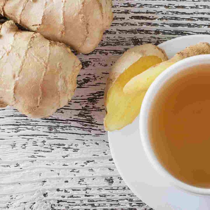 ਅਦਰਕ ਨਾ ਸਿਰਫ਼ ਖਾਣੇ ਦਾ ਸਵਾਦ ਵਧਾਉਂਦਾ ਹੈ ਬਲਕਿ ਇਸ ਦੇ ਨਾਲ ਹੀ ਇਹ ਸਿਹਤ ਲਈ ਵੀ ਬਹੁਤ ਫਾਇਦੇਮੰਦ ਮੰਨਿਆ ਜਾਂਦਾ ਹੈ। ਖਾਣਾ ਪਕਾਉਣ ਤੋਂ ਇਲਾਵਾ ਭਾਰਤੀ ਲੋਕ ਅਦਰਕ ਦੀ ਚਾਹ ਵੀ ਬਹੁਤ ਮਜ਼ੇ ਨਾਲ ਪੀਂਦੇ ਹਨ। ਸ਼ਾਇਦ ਹੀ ਕੋਈ ਅਜਿਹਾ ਹੋਵੇਗਾ ਜਿਸ ਨੂੰ ਅਦਰਕ ਦੀ ਚਾਹ ਪਸੰਦ ਨਾ ਹੋਵੇ। ਇਸ ਲਈ ਕੋਈ ਵੀ ਮੌਸਮ ਕਿਉਂ ਨਾ ਹੋਵੇ, ਲੋਕ ਅਦਰਕ ਵਾਲੀ ਚਾਹ ਪੀਣਾ ਨਹੀਂ ਛੱਡਦੇ। ਚਾਹ ਅਤੇ ਭੋਜਨ ਦਾ ਸਵਾਦ ਵਧਾਉਣ ਦੇ ਨਾਲ-ਨਾਲ ਇਹ ਕਈ ਤਰੀਕਿਆਂ ਨਾਲ ਸਿਹਤ ਨੂੰ ਵੀ ਲਾਭ ਪਹੁੰਚਾਉਂਦਾ ਹੈ। ਪਾਚਨ ਕਿਰਿਆ ਨੂੰ ਸੁਧਾਰਨ ਦੇ ਨਾਲ-ਨਾਲ ਇਹ ਕਈ ਲੋਕਾਂ ਨੂੰ ਗੈਸ ਤੋਂ ਵੀ ਰਾਹਤ ਦਿਵਾਉਂਦਾ ਹੈ।