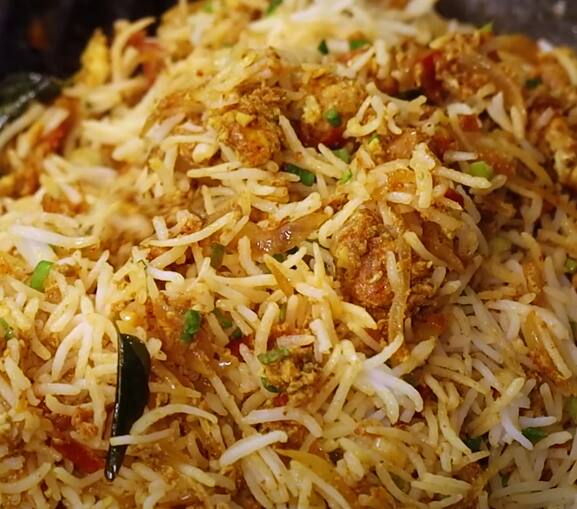 அடுத்தது வெங்காயம் சேர்த்து பொன்னிறமாக வதக்கவும்.அதனோடு கறிவேப்பிலை , நறுக்கிய தக்காளி சேர்த்து 2 நிமிடம் வதக்கவும்.