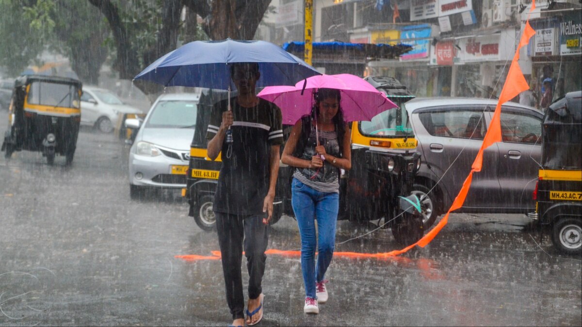 Mumbai Rain: मुंबई में समय से 2 दिन पहले मानसून की एंट्री, भारी बारिश से धंसी सड़कें, जलजमाव से परेशानी