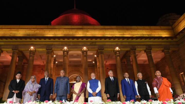 রবিবার রাষ্ট্রপতি ভবনে শপথগ্রহণ অনুষ্ঠান শেষ হওয়ার পর প্রতিবেশী দেশের রাষ্ট্রপ্রধানদের সঙ্গে ফটোশেসন অংশ নিয়েছিলেন প্রধানমন্ত্রী মোদি সহ মন্ত্রিসভার অন্যান্য সদস্যরা। (ছবি সৌজন্য- রাষ্ট্রপতি দ্রৌপদী মুর্মুর এক্স হ্যান্ডেল)