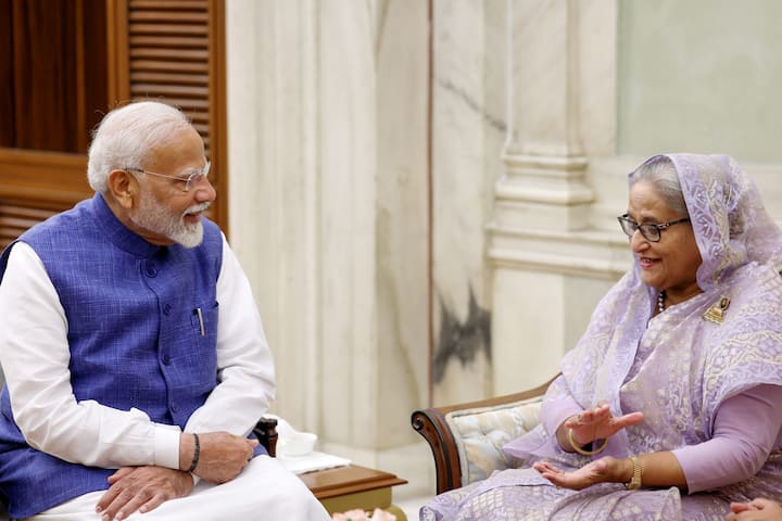 नई दिल्ली, रविवार, 9 जून, 2024 को अपने शपथ ग्रहण समारोह के बाद एक बैठक के दौरान प्रधान मंत्री नरेंद्र मोदी बांग्लादेशी समकक्ष के साथ। (छवि स्रोत: पीटीआई)