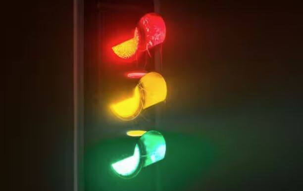 ਪਰ ਪੂਰੇ ਦਿਨ ਵਿੱਚ ਇੱਕ ਅਜਿਹਾ ਸਮਾਂ ਵੀ ਆਉਂਦਾ ਹੈ ਜਦੋਂ ਬੱਤੀਆਂ ਨੂੰ ਬੰਦ ਕਰ ਦਿੱਤਾ ਜਾਂਦਾ ਹੈ। ਆਓ ਤੁਹਾਨੂੰ ਦੱਸਦੇ ਹਾਂ ਕਿ ਇਹ ਕਦੋਂ ਕੀਤਾ ਜਾਂਦਾ ਹੈ।