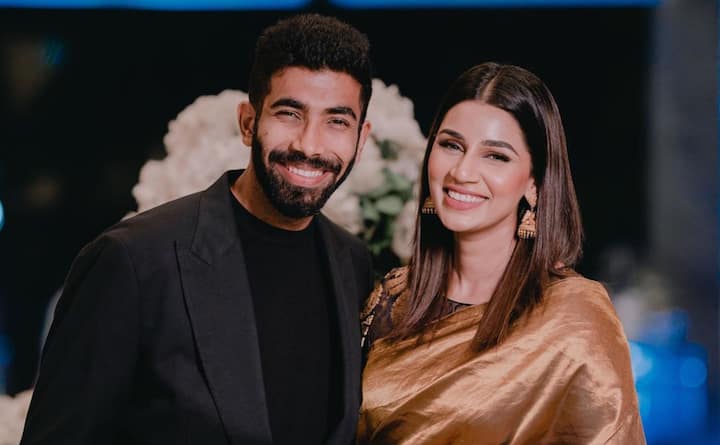 Jasprit Bumrah Love Story: तेज गेंदबाज जसप्रीत बुमराह अपनी गेंदबाजी के लिए तो चर्चा में रहते हैं, लेकिन वह अपनी लव स्टोरी के लिए भी सूर्खियों में रहते हैं. उनकी वाइफ संजना टीवी प्रेजेंटर हैं.