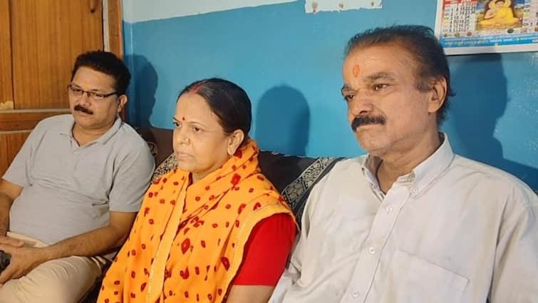 Jammu Kashmir Reasi Bus Terror Attack Varanasi couple save their lives Vaishnav Dham ann जम्मू आतंकी हमला: बस की सीट के नीचे छुपकर बचाई दंपत्ति ने जान, सालगिरह पर दर्शन करने पहुंचे थे वैष्णो धाम