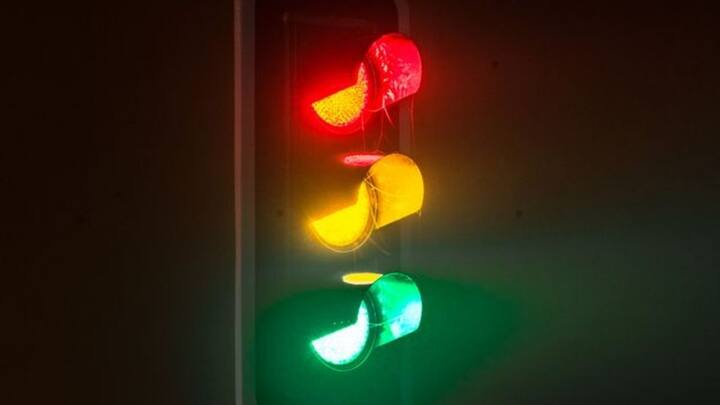 लेकिन पूरे दिन में ऐसा भी समय आता है. जिस समय ट्रैफिक लाइट को बंद कर दिया जाता है. कब किया जाता है ऐसा चलिए बताते हैं.