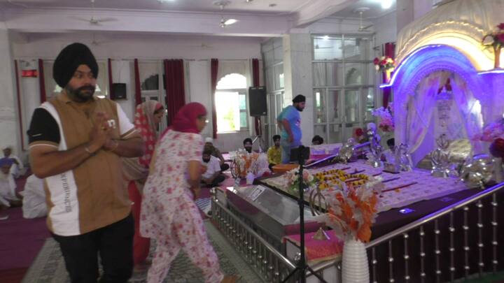 आज सुबह श्री अखण्ड पाठ साहब साहब की समाप्ति के बाद कीर्तन दरबार सजाया गया. करतार सिंह जी भरतपुर वाले और भाई मनप्रीत सिंह दिल्ली वाले ने रूहानी कीर्तन से संगत को जोड़ा.