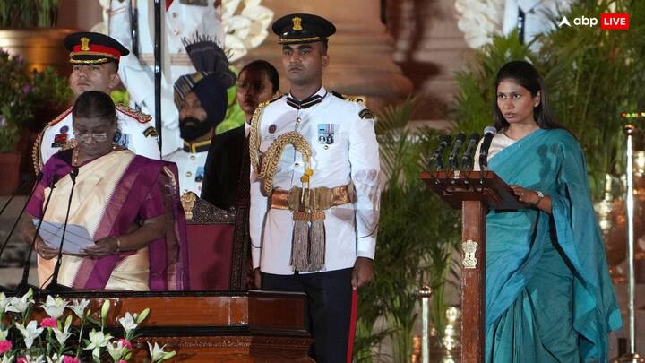 रक्षा खडसे: 37 वर्ष की रक्षा खडसे महाराष्ट्र के सीनियर एनसीपी नेता एकनाथ खडसे की पुत्रवधू हैं. उन्होंने रविवार (नौ जून, 2024) को केंद्रीय मंत्री के रूप में शपथ ली. चुनावी हलफनामे के अनुसार, वह खेती-किसानी से जुड़ा काम संभालने के अलावा बिजनेस भी कर चुकी हैं.