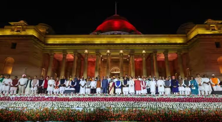 pm-narendra-modi-swearing-in-ceremony-took-oath-third-time-full-list-of-ministers-rajnath-singh-amit-shah-nitin-gadkari-shivraj-singh-chouhan PM Modi Oath Ceremony: 49 ਸਾਲ ਦੇ ਬਿੱਟੂ, 70 ਦੇ ਮਨੋਹਰ ਲਾਲ ਖੱਟਰ...ਮੋਦੀ ਸਰਕਾਰ 3.0 'ਚ ਆਹ ਬਣੇ ਕੈਬਨਿਟ ਮੰਤਰੀ, ਇੱਥੇ ਦੇਖੋ ਪੂਰੀ ਲਿਸਟ