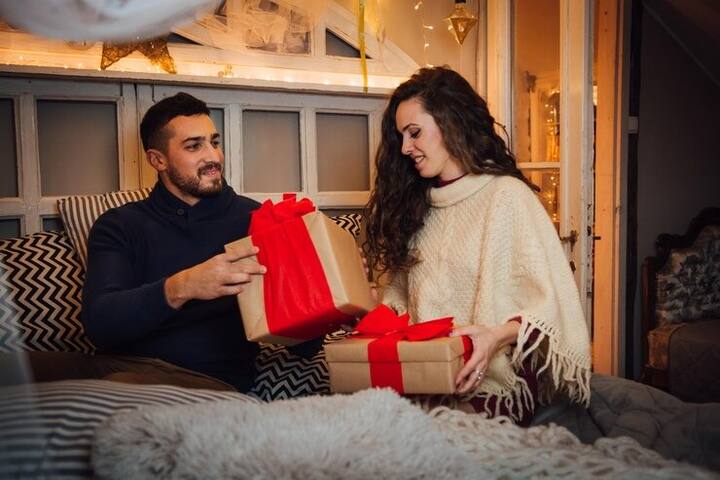 कपल्स के लिए उनकी शादी की पहली सालगिरह बहुत खास होती है. इस मौके पर वह एक दूसरे को गिफ्ट देते हैं.
