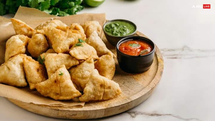 Samosa Recipe: भारत में ऐसे कई लोग है, को समोसे के दीवाने हैं. ऐसे में कुछ लोग घर पर समोसा बनाना चाहते हैं. अगर आप भी घर पर समोसा बनाते हैं, तो इस रेसिपी को ट्राई कर सकते हैं.