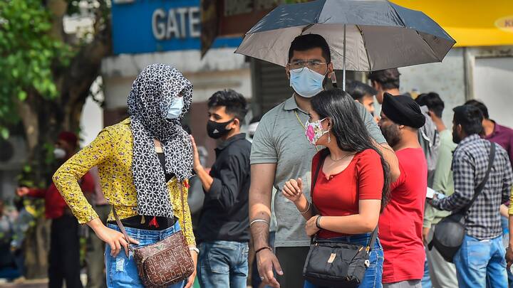 10 से 15 जून तक दिल्ली का तापमान 44 से 45 डिग्री के बीच रहेगा. मौसम विभाग ने लोगों को जरूरत पड़ने पर ही घर से बाहर निकलने की सलाह दी है.