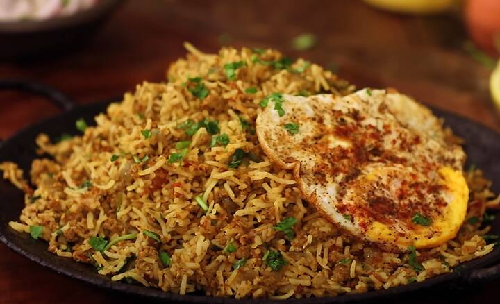 கடாயை மூடி மிதமான தீயில் 1 நிமிடம் வேகவிடவும். அதன் பிறகு மூடியை விளக்கி கிளறிவிட்டு மேலும் 2 நிமிடம் வேகவைக்கவும்.