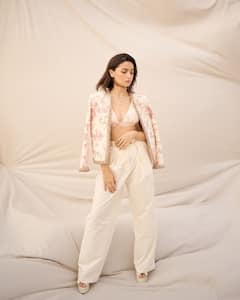 Alia Bhatt Photo: આલિયા ભટ્ટનો હટકે અંદાજ વાયરલ, જુઓ ગ્લેમરસ તસવીરો