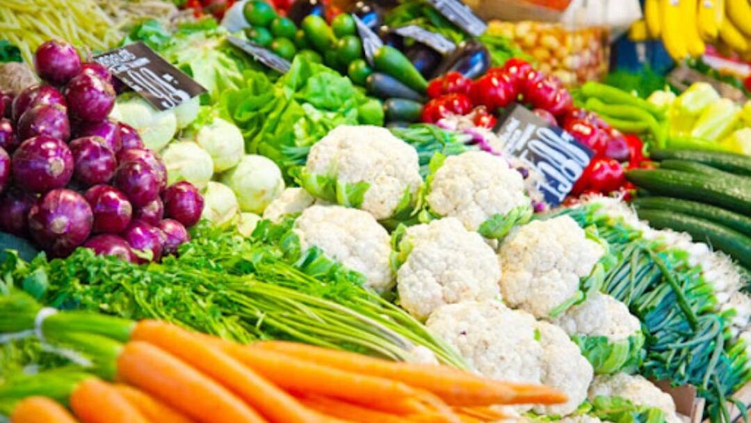Vegetable price list june 10  2024 chennai koyambedu market Carrot beans potato today price Vegetable Price: வாரத்தின் முதல் நாள்.. சதமடித்த சின்ன வெங்காயம்.. குறையும் பீன்ஸ்.. இன்றைய பட்டியல் இதோ..