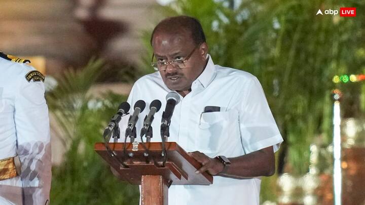 एचडी कुमारस्वामीः केंद्रीय कैबिनेट मंत्री के तौर पर शपथ लेने वाले एचडी कुमारस्वामी (64) पूर्व प्रधानमंत्री एचडी देवेगौड़ा के बेटे हैं. जनता दल (सेक्युलर) के नेता दो बार दक्षिण भारत में कर्नाटक के मुख्यमंत्री और पांच बार के विधायक रहे हैं. कन्नड़ अभिनेता डॉ. राजकुमार के फैन माने जाने वाले एडी कुमारस्वामी की कॉलेज के दिनों से सिनेमा में दिलचस्पी थी. उन्होंने फिल्म प्रोडक्शन और डिस्ट्रीब्यूशन का काम संभाला और कई सफल कन्नड़ फिल्में बनाईं, जिनमें उनके बेटे निखिल अभिनीत ‘जगुआर’ भी है.