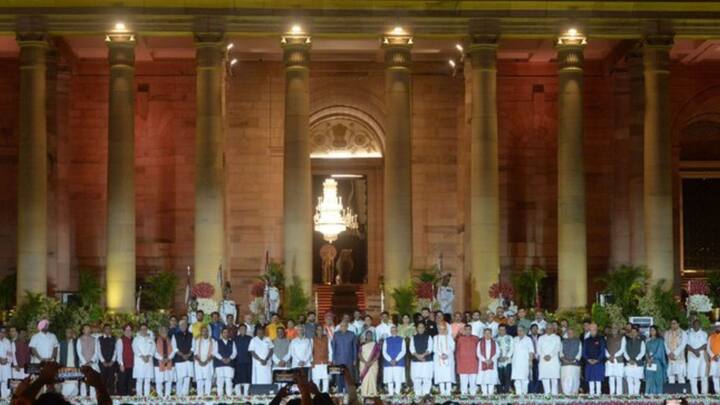 রবিবার প্রধানমন্ত্রী নরেন্দ্র মোদি ছাড়াও কেন্দ্রীয় মন্ত্রিসভার সদস্য হিসেবে শপথ নেন বিজেপির সর্বভারতীয় সভাপতি জেপি নাড্ডা, অমিত শাহ, রাজনাথ সিং ও নির্মলা সীতারমন সহ শরিক দলের অন্যান্য সদস্যরা।(ছবি সৌজন্য- রাষ্ট্রপতি দ্রৌপদী মুর্মুর এক্স হ্যান্ডেল)