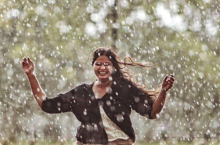 इससे पहले रविवार को जैसलमेर और बाड़मेर समेत कई जिलों में झमाझम बारिश दर्ज की गई.