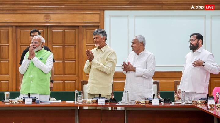 बीजेपी के नेतृत्व वाले नेशनल डेमोक्रेटिक अलायंस (एनडीए) के तहत आने वाली तेलुगु देसम पार्टी (टीडीपी) को आंध्र प्रदेश में 16 सीटें मिली हैं और जनता दल (यूनाइटेड) यानी कि जेडी(यू) ने बिहार में कुल 12 सीटें पाई हैं.