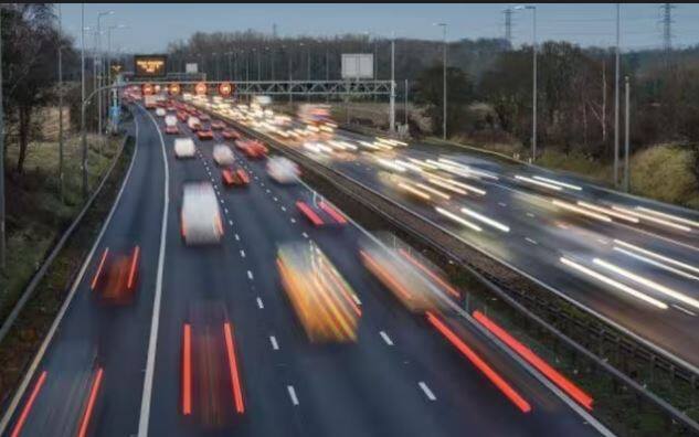 ਇਸ ਦੌਰਾਨ ਕਈ ਲੋਕ ਸੜਕਾਂ 'ਤੇ ਤੇਜ਼ ਰਫਤਾਰ ਨਾਲ ਆਪਣੀਆਂ ਕਾਰਾਂ ਚਲਾਉਂਦੇ ਹਨ ਪਰ ਉਨ੍ਹਾਂ ਨੂੰ ਧਿਆਨ ਰੱਖਣਾ ਚਾਹੀਦਾ ਹੈ ਕਿ ਟ੍ਰੈਫਿਕ ਲਾਈਟਾਂ ਬੰਦ ਹੋਣ 'ਤੇ ਕੈਮਰੇ ਬੰਦ ਨਾ ਹੋਣ।