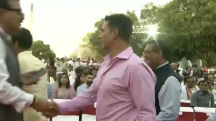 দিল্লিতে এদিন ছিলেন অক্ষয় কুমারও। শাহরুখকে আলিঙ্গনও করেন তিনি।