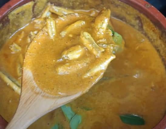அதன் பின் புளிக்கரைசல், தேவையான அளவு தண்ணீர், அரைத்த தேங்காய் மசாலா விழுது, கறிவேப்பிலை சேர்த்து மூடிய நிலையில் பத்து நிமிடத்திற்கு கொதிக்க விடவும்.