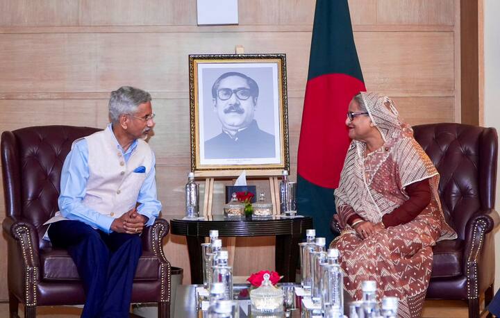 सोमवार, 10 जून, 2024 को नई दिल्ली में एक बैठक के दौरान बांग्लादेश की प्रधान मंत्री शेख हसीना के साथ केंद्रीय कैबिनेट मंत्री एस जयशंकर। (छवि स्रोत: पीटीआई)