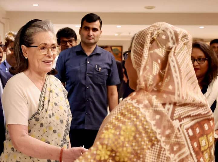 सोमवार, 10 जून, 2024 को नई दिल्ली में एक बैठक के दौरान सीपीपी अध्यक्ष सोनिया गांधी के साथ बांग्लादेश की पीएम शेख हसीना। (छवि स्रोत: @INCIndia)