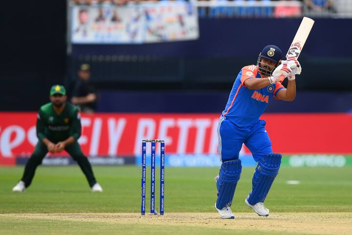 टीम इंडियाच्या गोलंदाजांसमोर पाकिस्तानी फलंदाज हतबल आणि असहाय्य दिसत होते. त्यामुळे पाकिस्तानी संघ हा सामना 6 धावांनी हरला. हार्दिक पांड्या भारताकडून 13 वे षटक टाकण्यासाठी आला. या षटकात हार्दिक पांड्याने महत्त्वाची विकेट घेतली ती म्हणजे फखार जमानची. (Image Credit- BCCI)