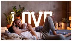 अपने बेडरूम को रोमांटिक बनाने के लिए अपनाएं ये पांच आसान टिप्स